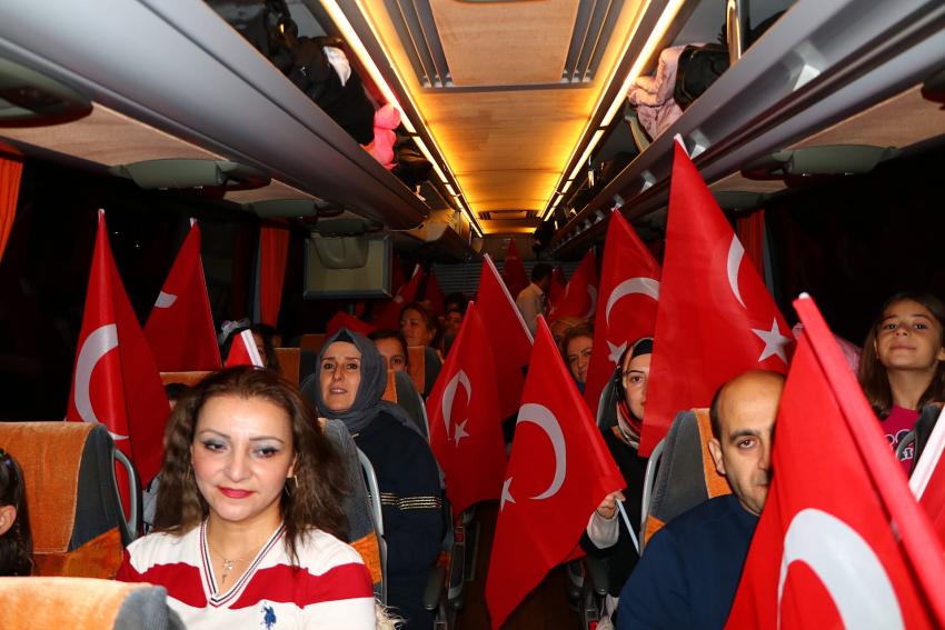 ANKARA&rsquo;YA T&Uuml;RK BAYRAKLARI İLE YOLCU EDİLDİLER