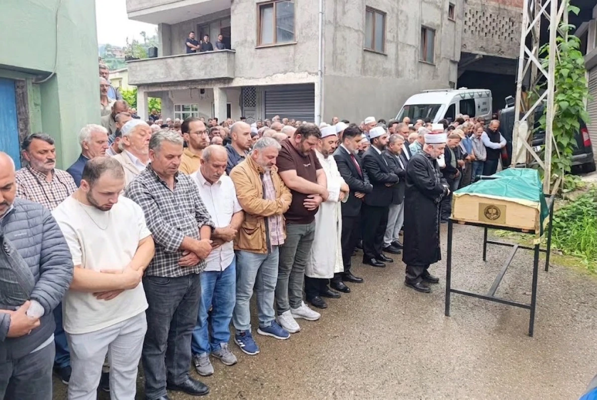 BABASININ CENAZE NAMAZINI KILDIRDI