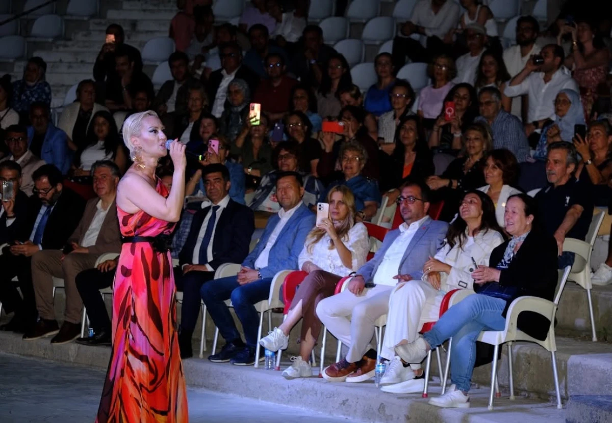 "BİR KİTAP BİLETİN OLSUN YALOVA" KONSERİ İLGİ G&Ouml;RD&Uuml;