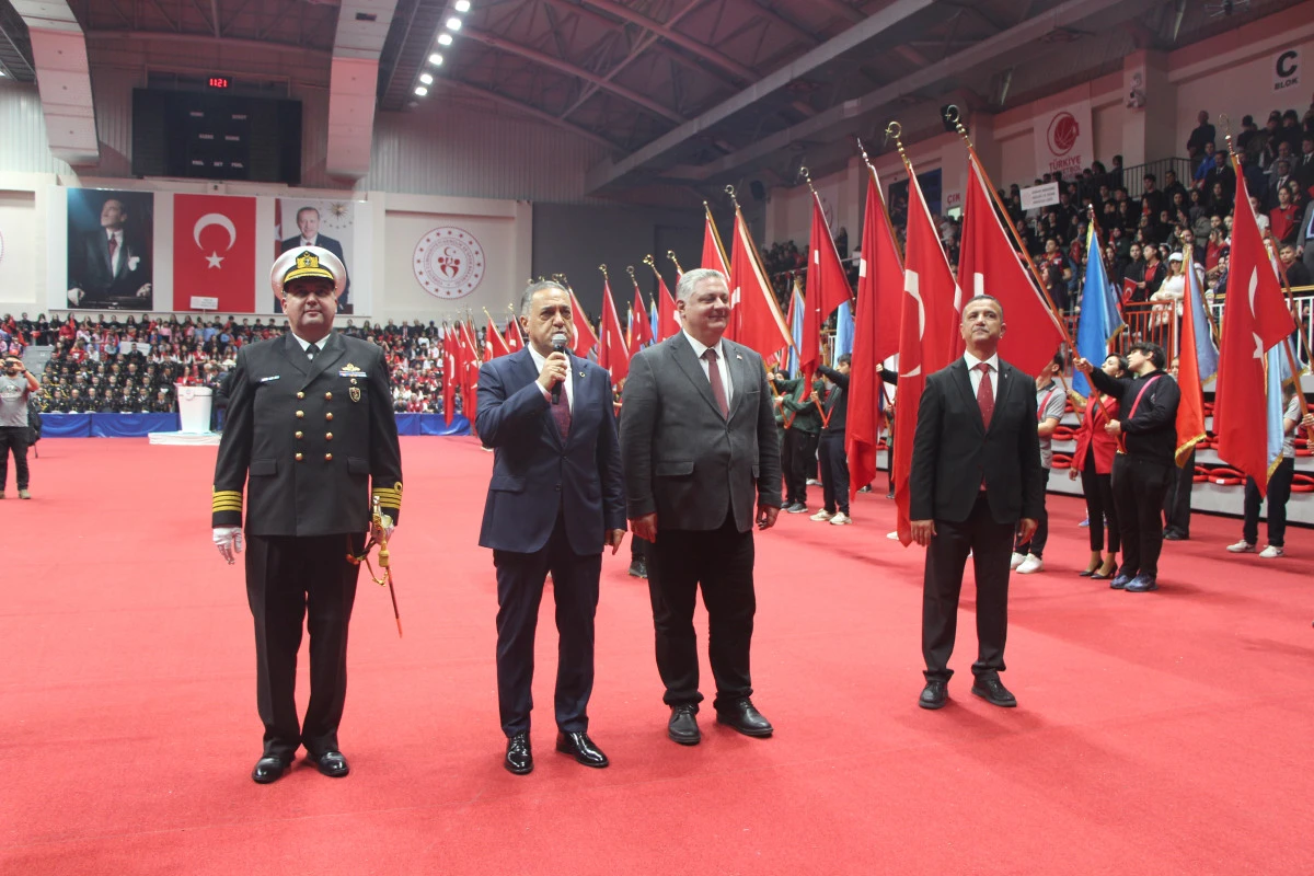 CUMHURİYET COŞKUSU SALONA SIĞMADI
