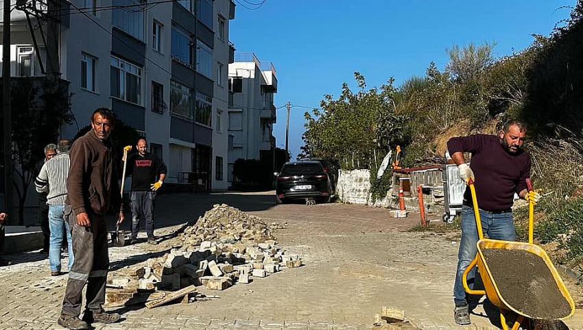 ESENK&Ouml;Y&rsquo;DE BOZULAN YOLLARA PARKE TAŞ D&Ouml;ŞENİYOR