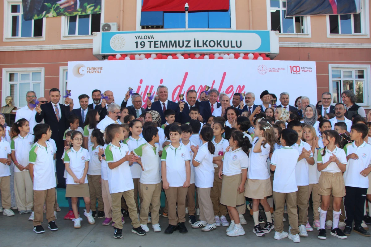 İLK DERS ZİLİNİ PROTOKOL MENSUPLARI &Ccedil;ALDI