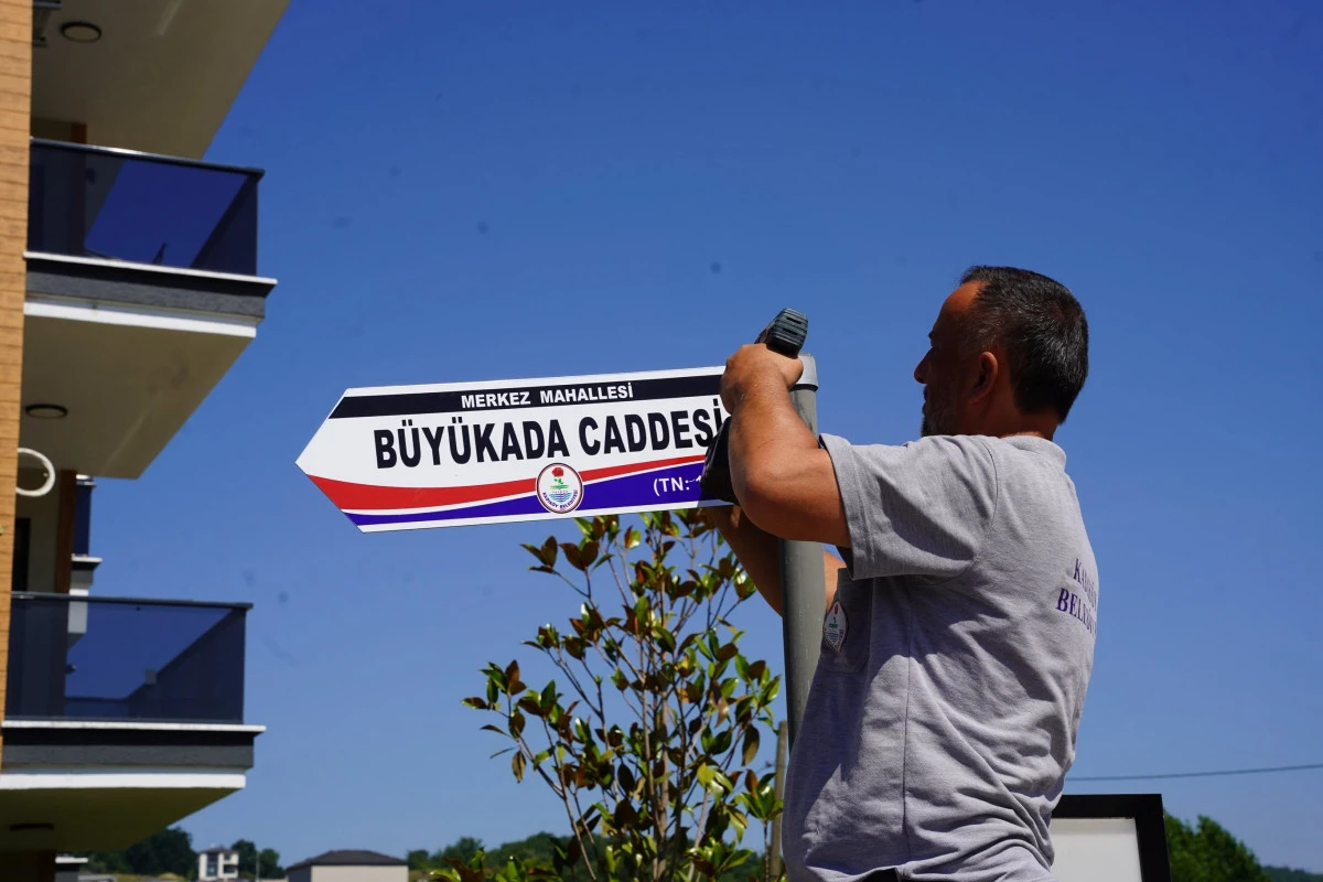 KADIK&Ouml;Y'DE SOKAK TABELALARI YENİLENİYOR