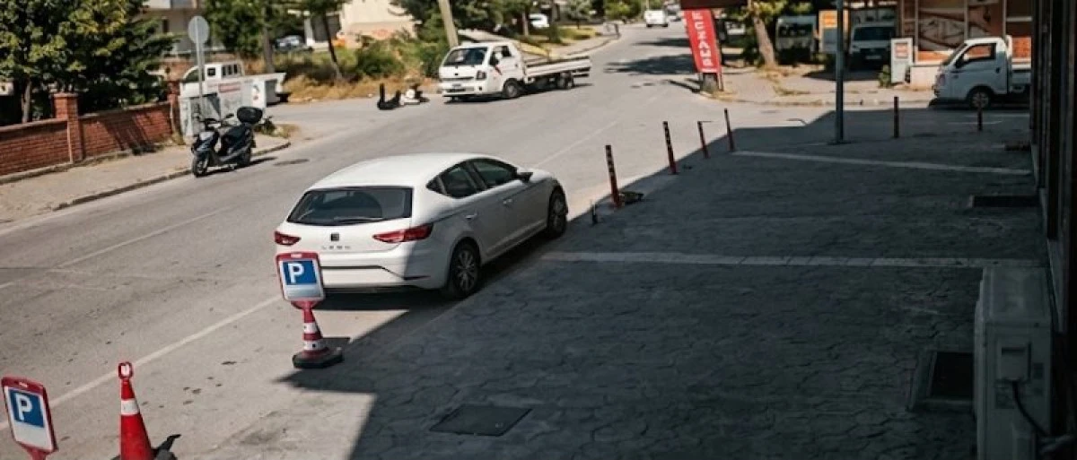 KAMYONET D&Ouml;NERKEN KAĞIT TOPLAYICI &Ccedil;OCUKLARA &Ccedil;ARPTI
