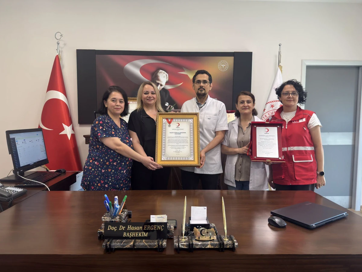 KIZILAY&rsquo;DAN YALOVA EĞİTİM VE ARAŞTIRMA HASTANESİ&rsquo;NE G&Uuml;M&Uuml;Ş MADALYA
