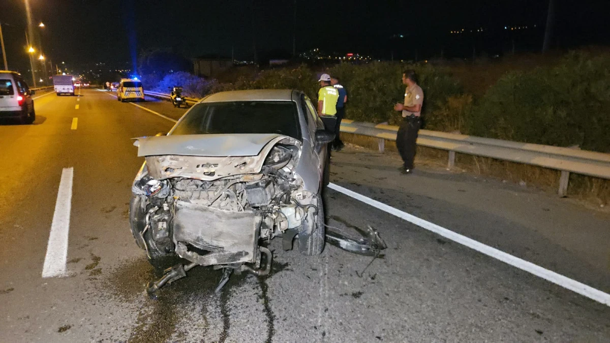 KONTROLDEN &Ccedil;IKAN ARA&Ccedil; BARİYERLERE &Ccedil;ARPTI