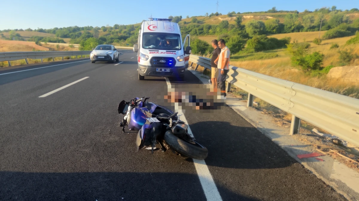 KONTROLDEN &Ccedil;IKAN MOTOSİKLET BARİYERLERE &Ccedil;ARPTI
