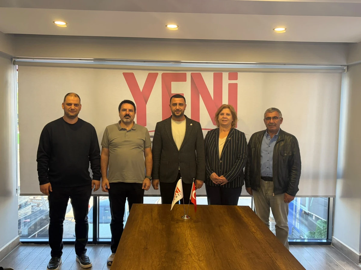 MECLİS &Uuml;YELERİ YENİ PARTİ ROZETİ TAKTI