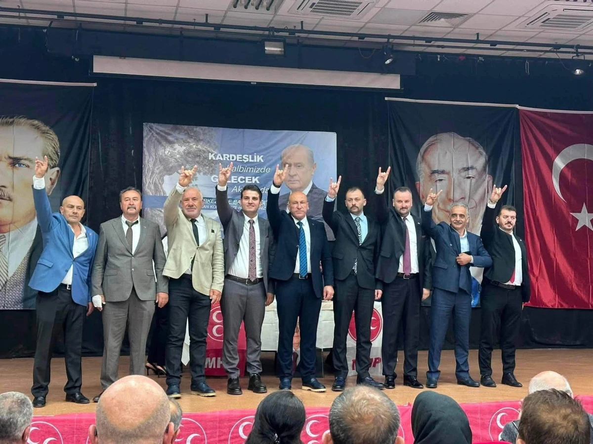 MHP MERKEZ İL&Ccedil;EDE BAYRAK DEĞİŞİMİ