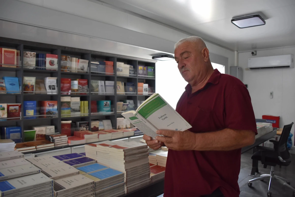 MOBİL KİTAP SATIŞ NOKTASI KİTAP SEVERLERLE BULUŞUYOR