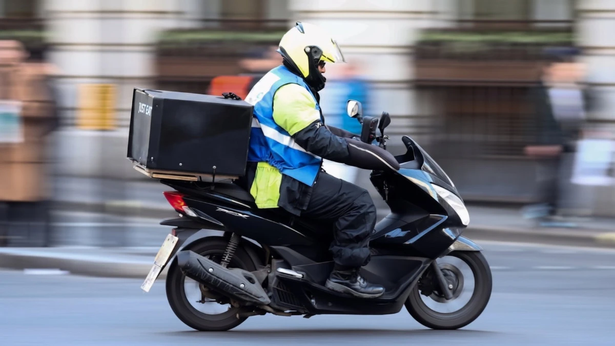 MOTOKURYELER TRAFİKTE TEHLİKE SA&Ccedil;IYOR
