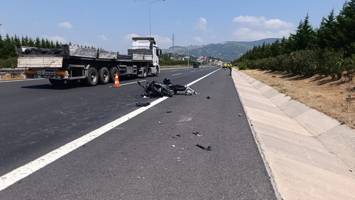MOTOSİKLET KAMYONA ARKADAN &Ccedil;ARPTI