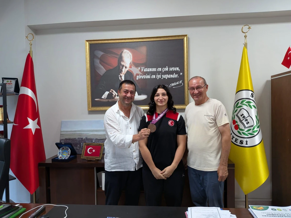 ŞAMPİYON MADALYA SEVİNCİNİ CANBAY İLE PAYLAŞTI
