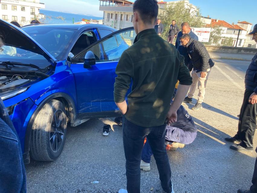 S&Uuml;R&Uuml;C&Uuml;S&Uuml; KALP KRİZİ GE&Ccedil;İREN CİP DUVARA &Ccedil;ARPTI: 1 &Ouml;L&Uuml;, 1 YARALI