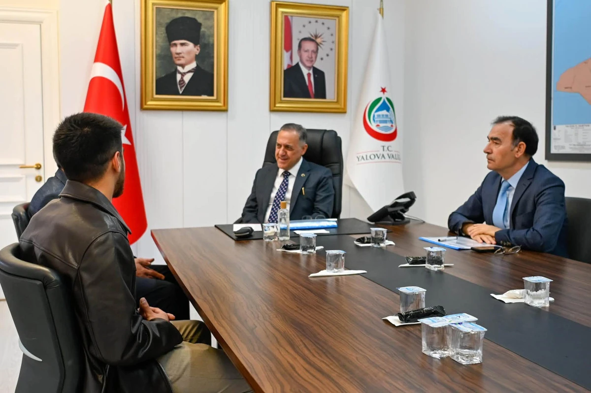 VALİ USTA HALK G&Uuml;N&Uuml;&rsquo;NDE VATANDAŞLARLA BULUŞTU
