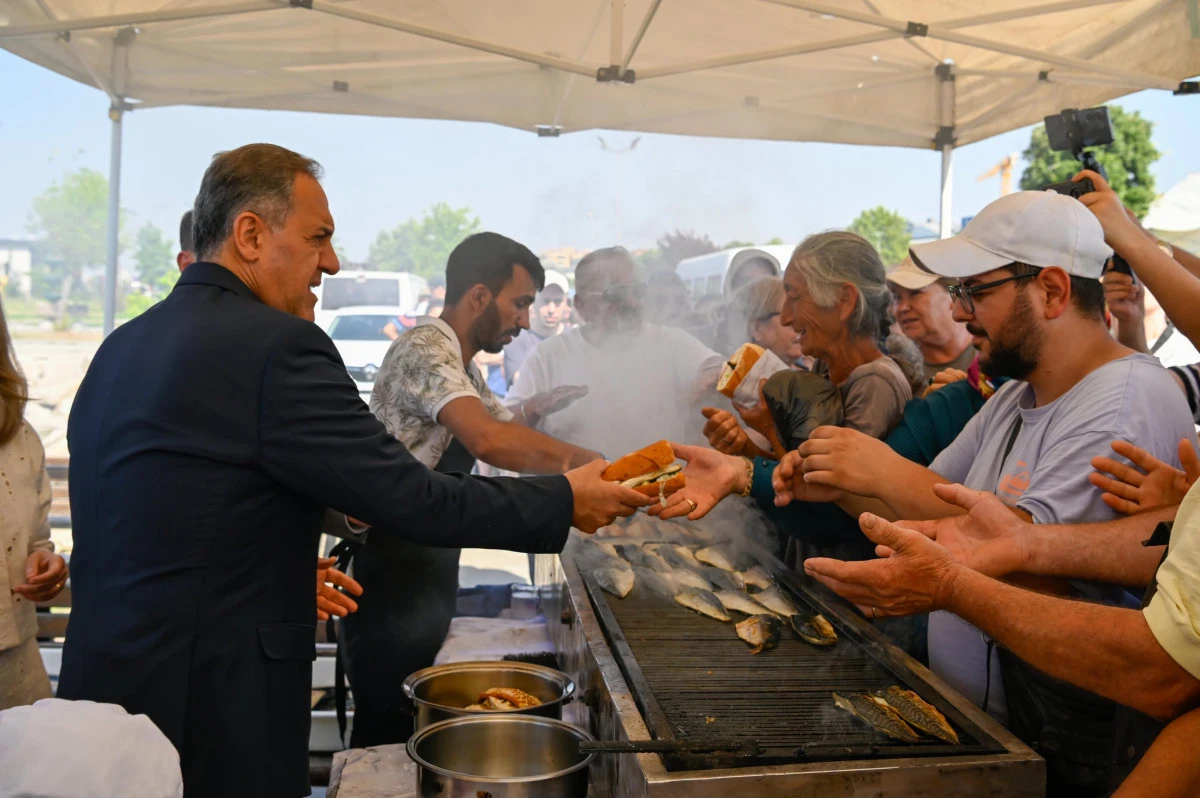 VALİ USTA VATANDAŞA BALIK EKMEK DAĞITTI
