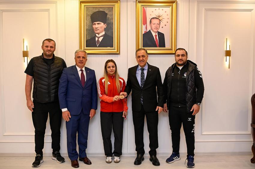 VALİ USTA TUBA DEMİR&rsquo;İ MAKAMINDA AĞIRLADI
