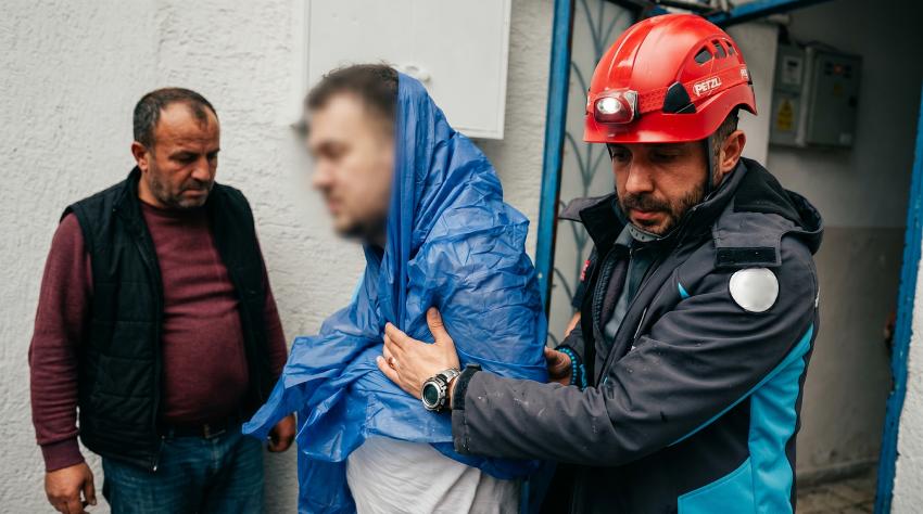 YIKILAN ODUNLUĞUN ALTINDA KALDI