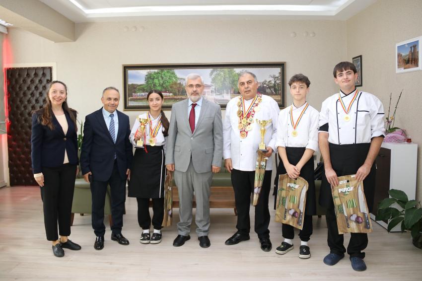 YALOVALI &Ouml;ĞRENCİLER ROMANYA&rsquo;DAN MADALYALARLA D&Ouml;ND&Uuml;