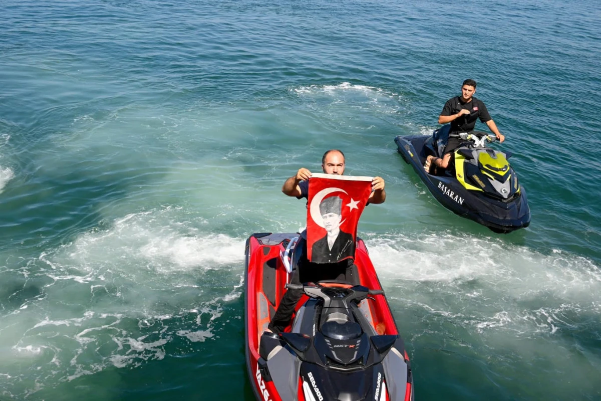 YALOVA&rsquo;NIN KURTULUŞUNA JET SKI SPORCULARI DAMGASINI VURDU