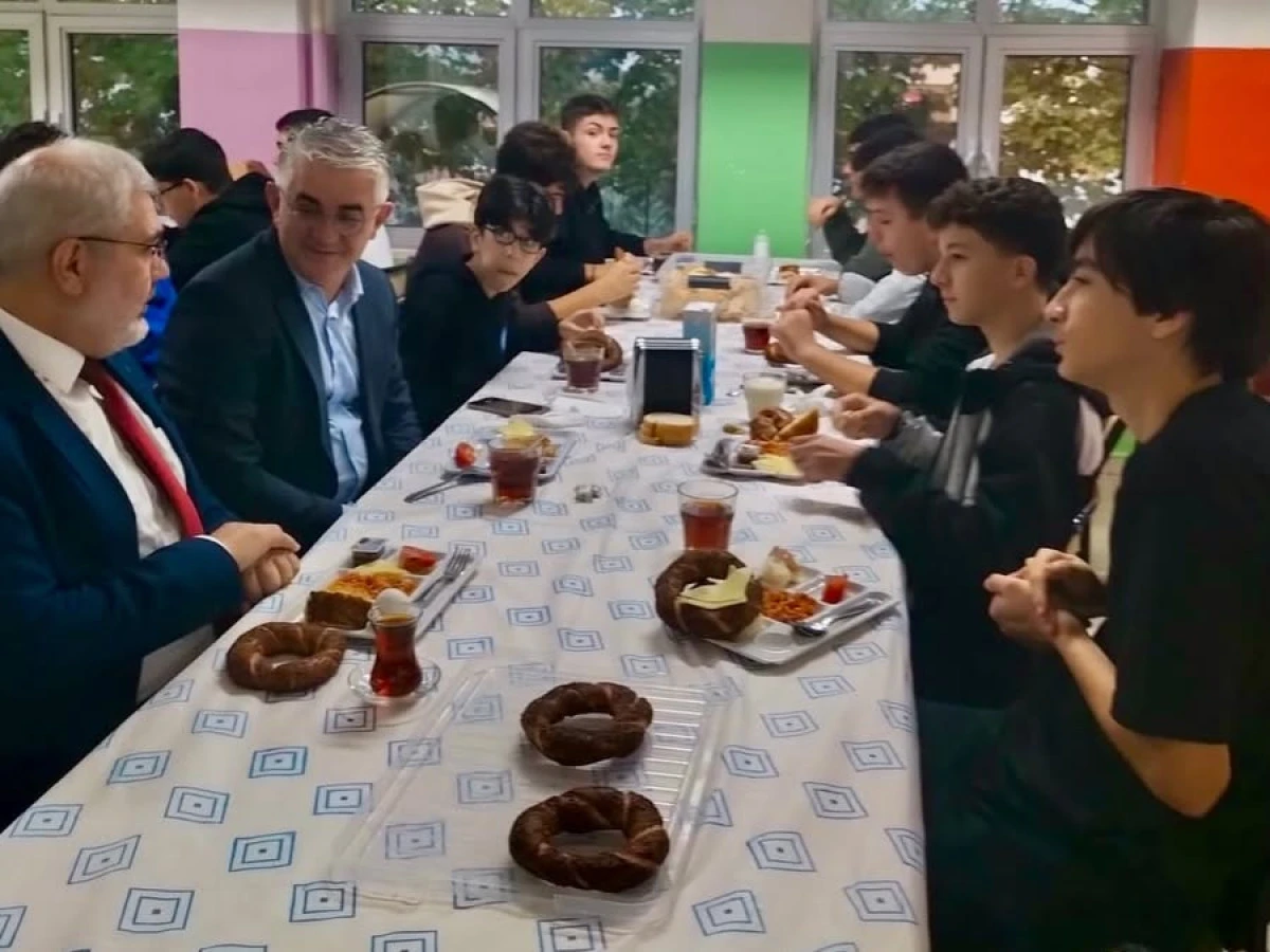 YILMAZ &Ouml;ĞRENCİLERLE KAHVALTI YAPTI