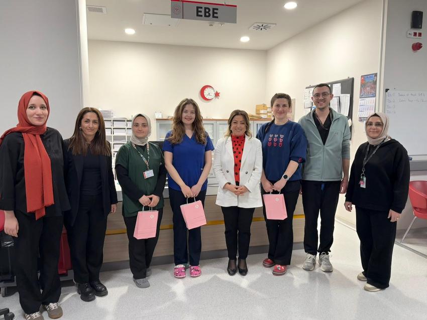 AK KADINLARDAN EBELERE ANLAMLI ZİYARET