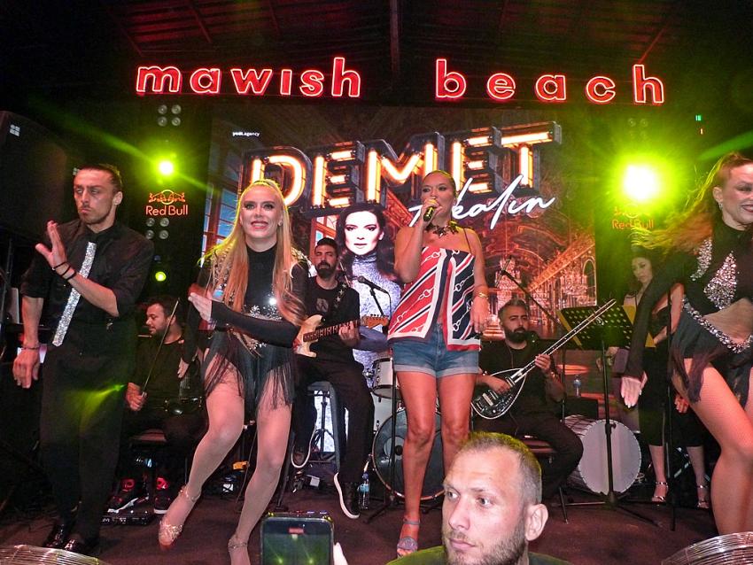 DEMET AKALIN VE HANDE YENER’DEN MUHTEŞEM KONSER