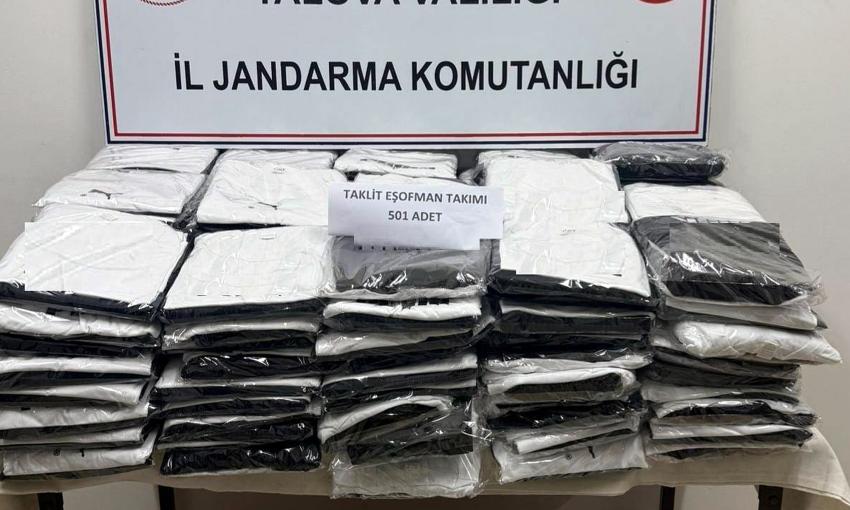 ALTINOVA’DA 501 ADET SAHTE EŞOFMAN TAKIMI ELE GEÇİRİLDİ