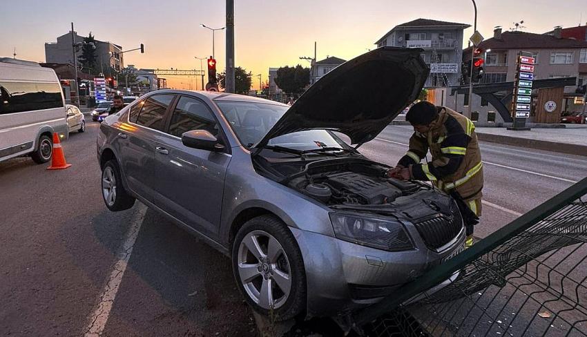 ALTINOVA’DA OTOMOBİL DEMİR BARİYERLERE ÇARPTI