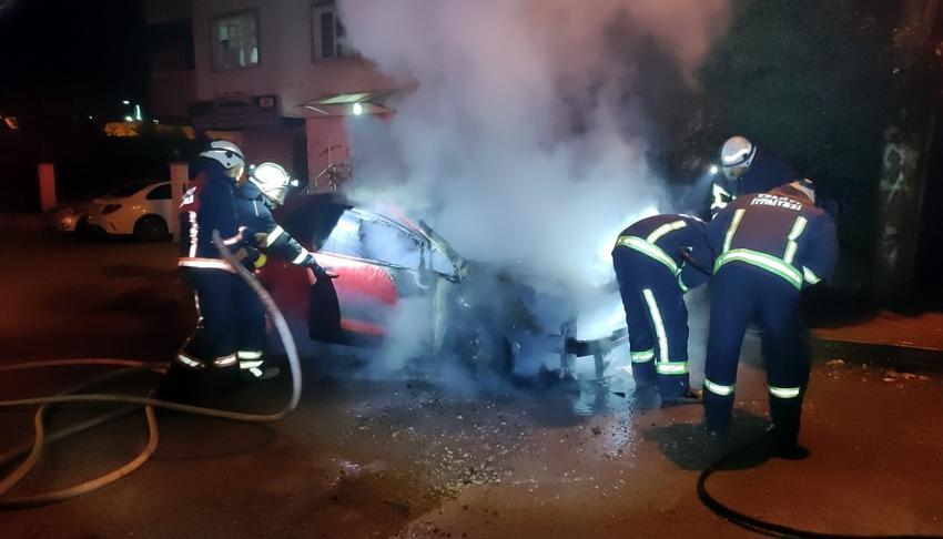 ARAÇTA ÇIKAN YANGIN KISA SÜREDE SÖNDÜRÜLDÜ