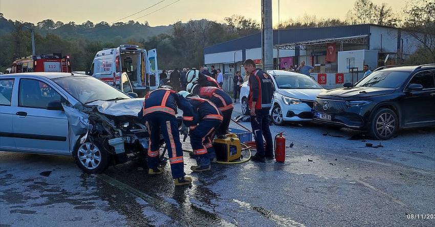 ARAÇTA SIKIŞAN ANNE KIZI İTFAİYE ÇIKARDI