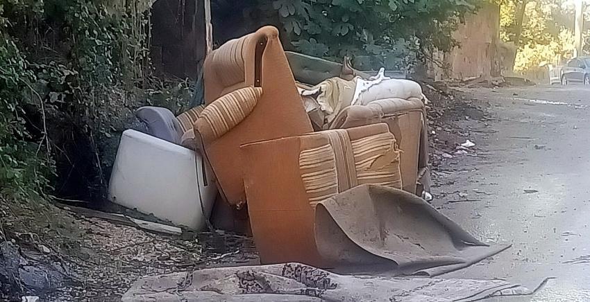 BAĞLARBAŞI MAHALLESİ’NDE TERKEDİLMİŞ KOLTUK TAKIMI TEPKİ ÇEKTİ