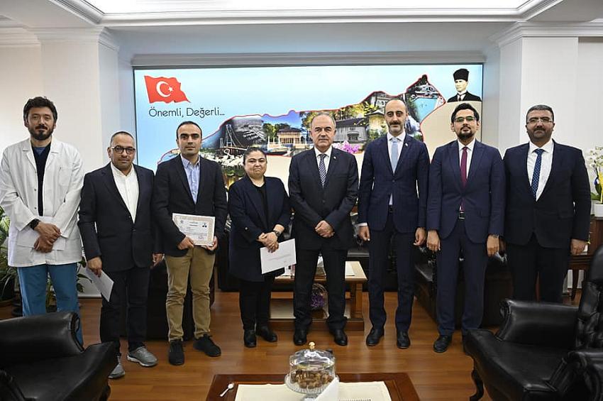 BAŞARILI HEKİMLERE ÖDÜL ALDI