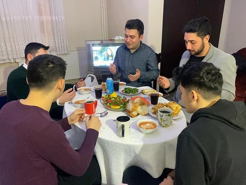 CHP DEPREMZEDE ÖĞRENCİLERLE İFTARDA BULUŞTU
