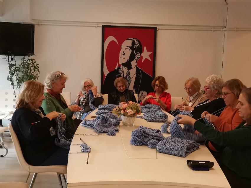 CHP’Lİ KADINLAR DEPREMZEDE ÇOCUKLAR İÇİN ATKI VE ŞAPKA ÖRÜYOR