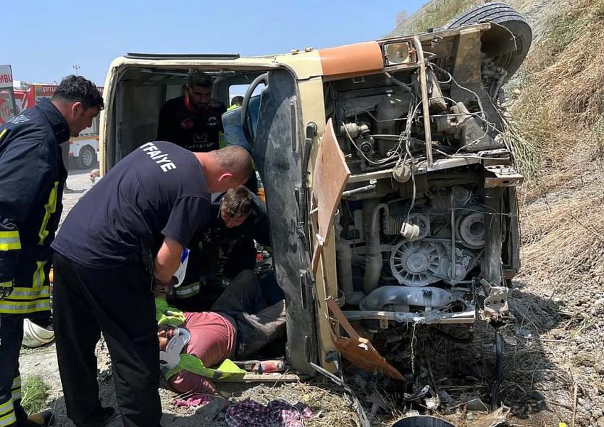 ÇİFTLİKKÖY’DE MİNİBÜS TAKLA ATTI: 3’Ü AĞIR 12 YARALI