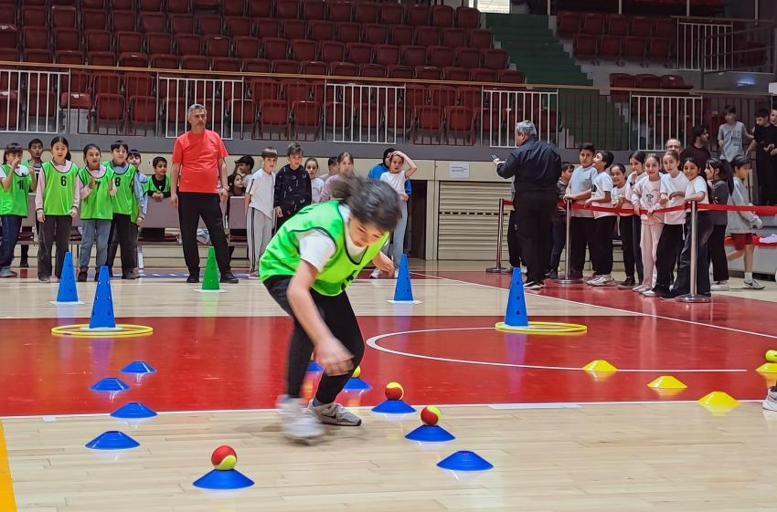 ÇOCUK OYUNLARI ŞENLİĞİ RENKLİ GÖRÜNTÜLERLE BAŞLADI