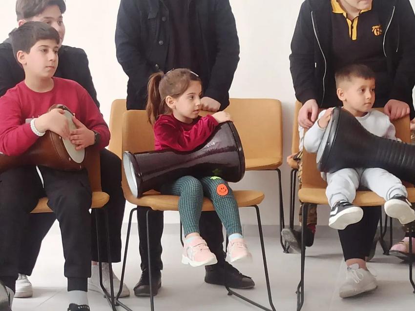 DEPREMZEDE MİNİKLER HAYATA RİTİM TUTTU