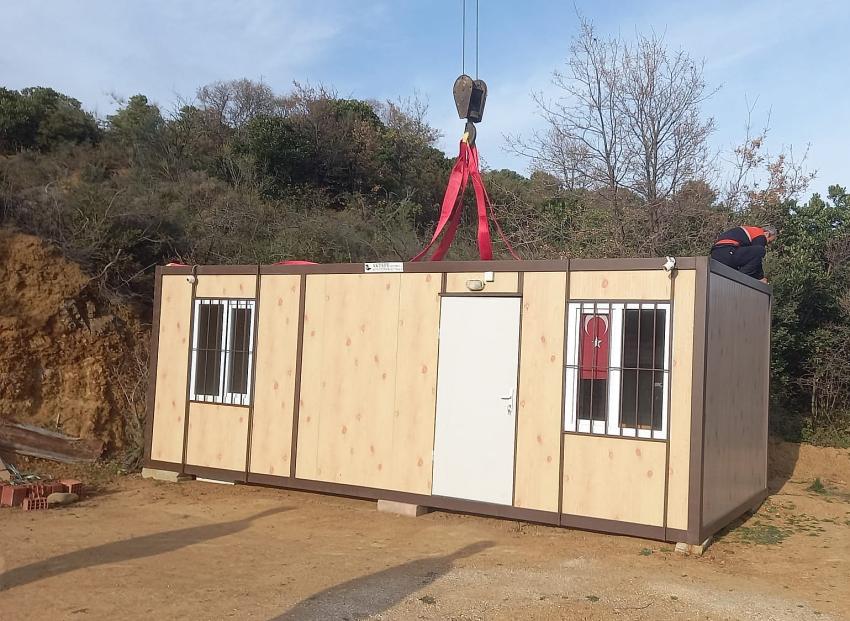 ESENKÖY BELEDİYESİ’NDEN DEPREMZEDELERE KONTEYNER