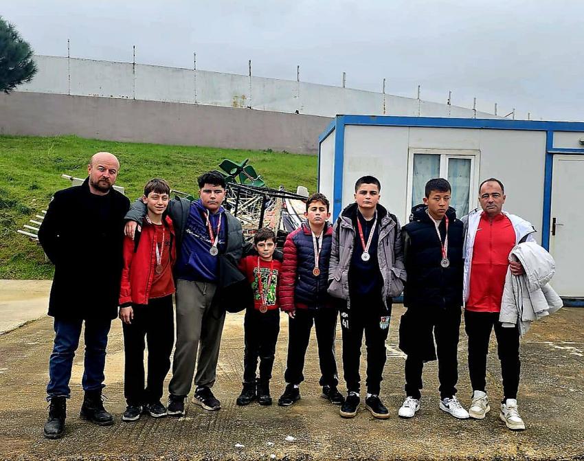 ESENKÖYLÜ GÜREŞÇİLER MİNDERDE FIRTINA GİBİ ESTİ