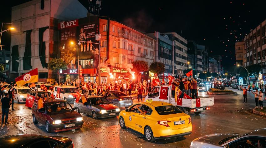 GALATASARAY TARAFTARI SOKAKLARA DÖKÜLDÜ