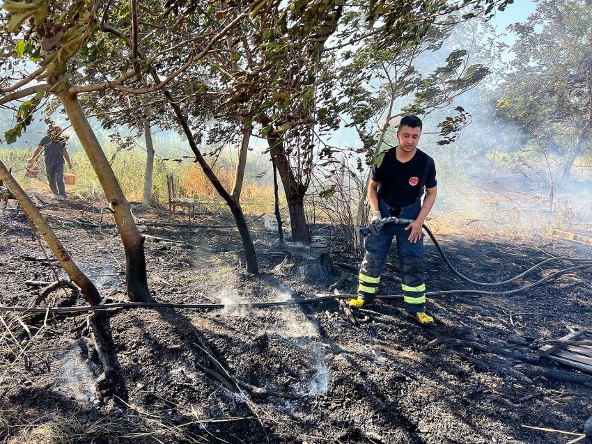 İTFAİYE ALEVLERİN SERALARA SIÇRAMAMASI İÇİN ZAMANLA YARIŞTI