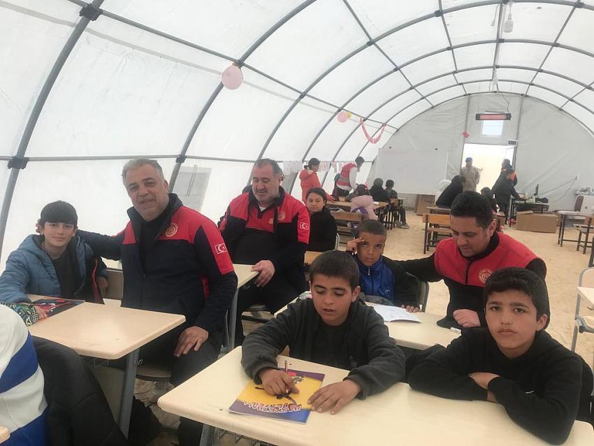 İTFAİYE PERSONELLERİ DEPREMZEDE ÇOCUKLARIN DERSLERİNE YARDIM EDİYOR