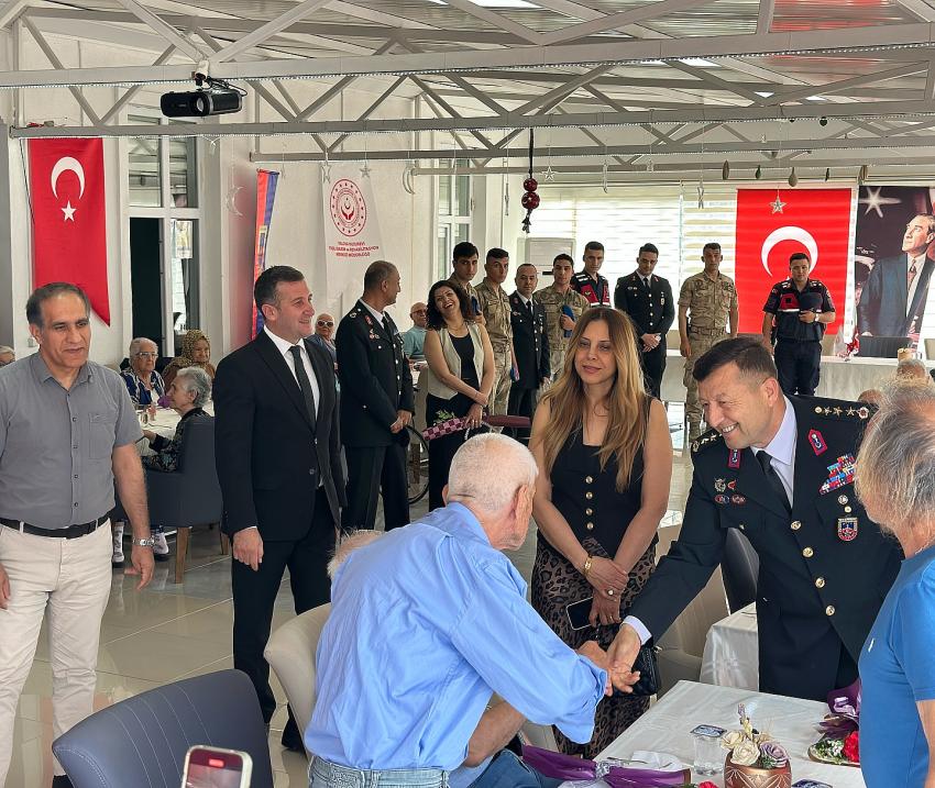 JANDARMADAN HUZUREVİNE ANLAMLI ZİYARET