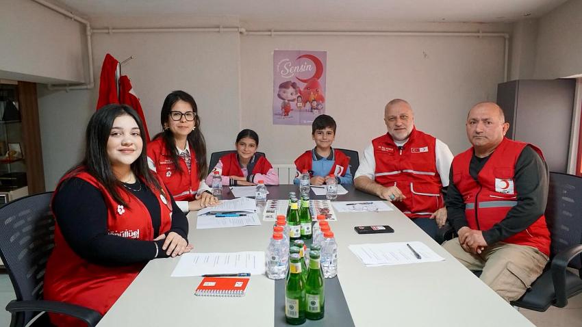 KIZILAY’DA KOLTUKLAR MİNİK GÖNÜLLÜLERE EMANET