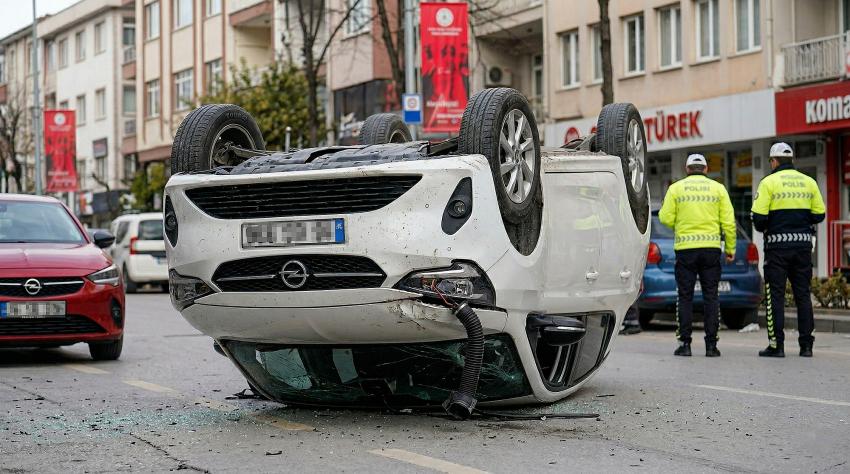 KONTROLDEN ÇIKAN ARAÇ TAKLA ATTI