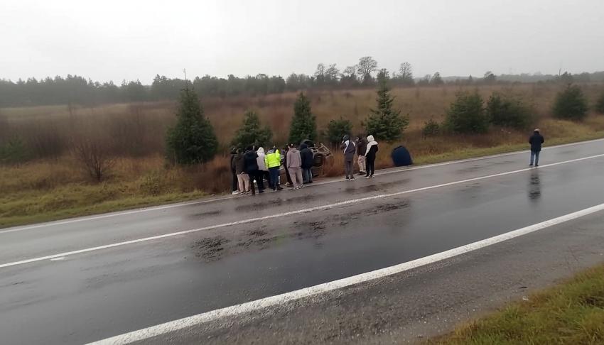 KONTROLDEN ÇIKAN ARAÇ TAKLA ATTI