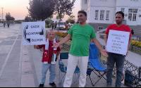 FİLİSTİN’DEKİ VAHŞETİ TEK BAŞINA PROTESTO EDİYOR