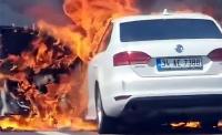 OTOMOBİL ALEVLERE TESLİM OLDU