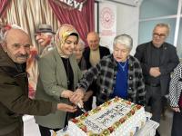 AK PARTİ HEYETİ HUZUREVİ SAKİNLERİNİ UNUTMADI